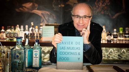 El coctelero Javier de las Muelas durante la presentación de su nuevo libro.