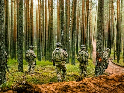 Ronda de vigilancia de soldados estadounidenses durante los ejercicios conjuntos Iron Sword de la OTAN, en Lituania. 