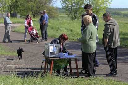 Um grupo de ucranianos se aproxima de uma mesa eleitoral, em Ternovoe , na região de Lugansk.