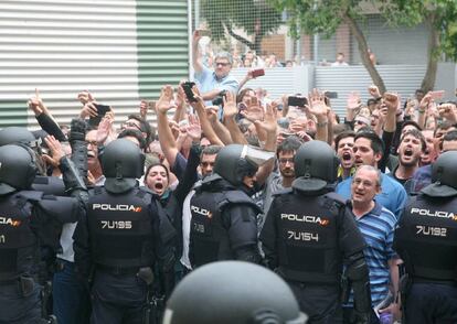 Cord&oacute; policial a l&#039;exterior de l&#039;IES Tarragona. 