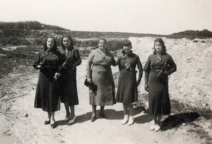 La madre, Mar&iacute;a Nebot, y las hermanas Teresa, Ruby y Mary. Pilar est&aacute; a la izquierda de la madre.