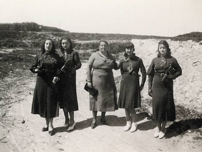 La madre, Mar&iacute;a Nebot, y las hermanas Teresa, Ruby y Mary. Pilar est&aacute; a la izquierda de la madre.