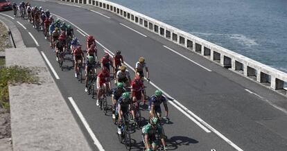 El pelotón durante la decimotercera etapa de la Vuelta a España 2016.