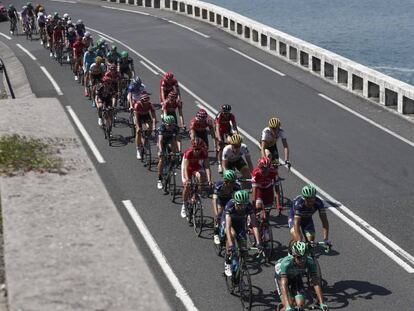 El pelotón durante la decimotercera etapa de la Vuelta a España 2016.