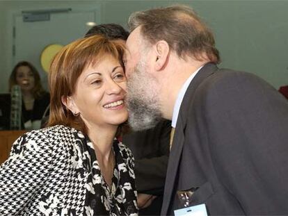Elena Espinosa y Enrique López Veiga, consejero de Pesca gallego, se saludan ayer en Bruselas.