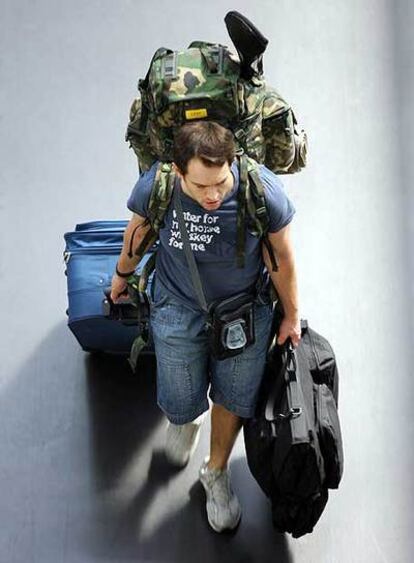 Un viajero camina por Atocha con sus maletas.
