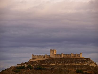 Masajes y baños calientesPara entrar en 2017 con el cuerpo como nuevo, el hotel spa Convento Las Claras de Peñafiel (Valladolid) ofrece paquetes de una o dos noches de alojamiento para dos personas, con desayunos, cóctel, cena gastronómica y fiesta de Nochevieja, visita guiada a las bodegas de Peñafiel, fuente de chocolate de madrugada y sesión termal en el spa del hotel desde 250 euros por persona. http://www.hotelconventolasclaras.com.