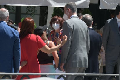 El rey Felipe VI y el presidente de Portugal hablan con varias personas en la plaza de Oriente de Madrid.