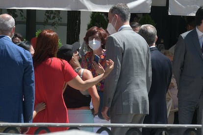 El rey Felipe VI y el presidente de Portugal hablan con varias personas en la plaza de Oriente de Madrid. 