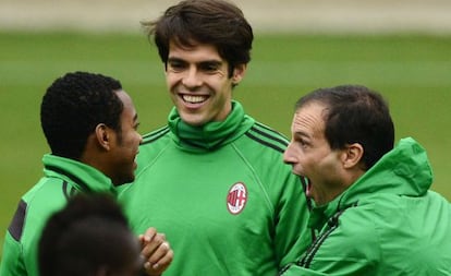 Robinho, Kaká y Allegri, en el entrenamiento de ayer.