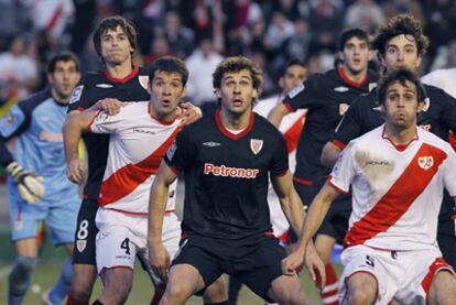 Llorente (en el centro), entre Labaka y Arribas, ante un saque de esquina.