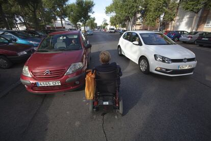 Maite recorre varias manzanas por la carretera del barrio, ya que no hay rampas en ningún bordillo cerca de su casa.