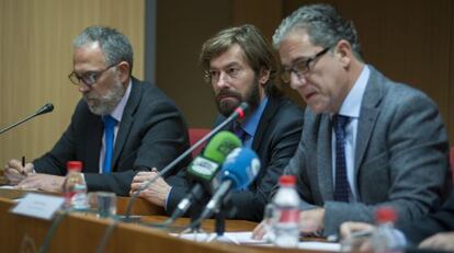 Desde la izquierda, los jueces decanos de Madrid, Antonio Viejo; la Audiencia Nacional, Santiago Pedraz, y Valencia, Pedro Viguer, durante la presentación del documento.