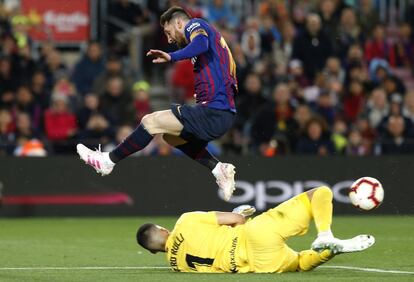 Messi en un encontronazo con Geronimo Rulli, de La Real Sociedad.