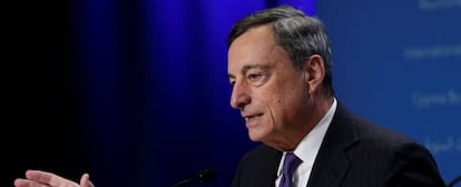 El presidente del BCE, Mario Draghi, en la cumbre del FMI en Washington 