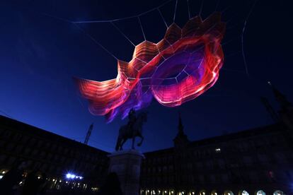 Escultura flotante de Janet Echelman en febrero de 2018.