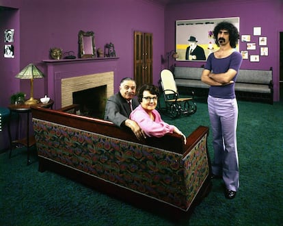 Francis, Rose Marie y su hijo, Frank Zappa, en 1970.