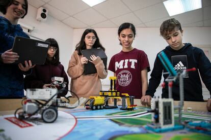 Ishika Shah, con camiseta del MIT, junto a los alumnos del instituto Vedruna Immaculada de Barcelona en clase de robótica.