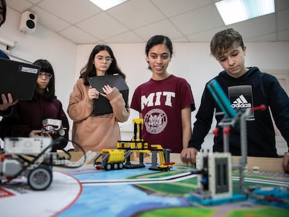 Ishika Shah, con camiseta del MIT, junto a los alumnos del instituto Vedruna Immaculada de Barcelona en clase de robótica.