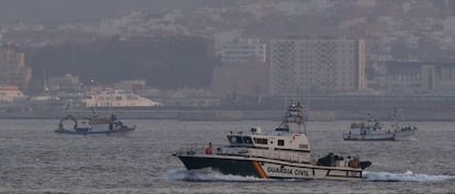Una patrullera de la Guardia Civil protege los barcos en la bah&iacute;a de Algeciras.