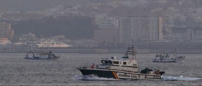 Una patrullera de la Guardia Civil protege los barcos en la bahía de Algeciras.