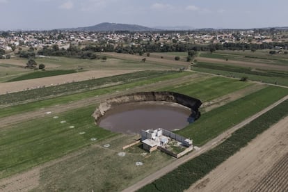 Vista aérea del socavón que sorprendió a los habitantes de Santa María Zacatepec