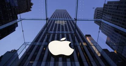 Logo de Apple en la tienda de la 5ª Avenida en Nueva York.