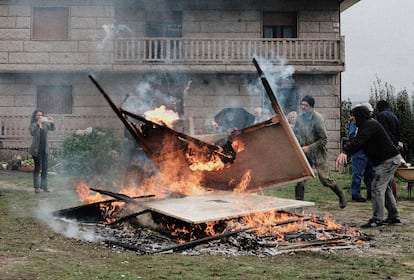 Acción artística de Elena del Rivero en Galicia, 'La quema'. Imagen cedida.