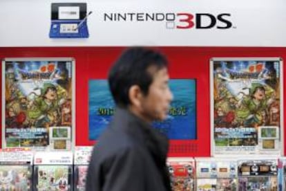 Un cliente pasa delante de una estantería con juegos para la videoconsola Nintendo 3DS en una tienda de electrónica de Tokio (Japón). EFE/Archivo