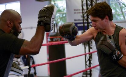 Justin Trudeau boxea con Ali Nestor, el pasado dos de octubre, en Montreal (Canadá).