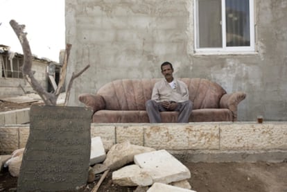 Hashem Yamaini, en una imagen de la cinta, junto a la sexta casa que ha levantado tras cinco derribos por parte de las autoridades israelíes.