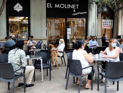 Varias personas sentadas en la terraza de un bar de Lleida este lunes