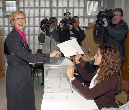 La líder de UPyD, Rosa Díez, vota en los comicios al Parlamento Europeo en el colegio electoral Karmengo Ama Ikastola de Sodupe.