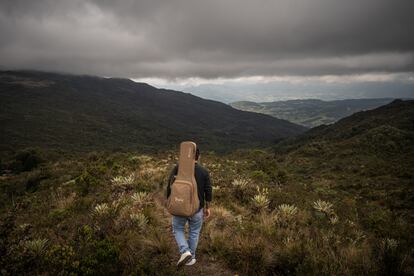 El cantante camina en el páramo El Verjón, en Choachí.