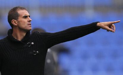 Gaizka Garitano efectúa una corrección durante un partido del Deportivo.