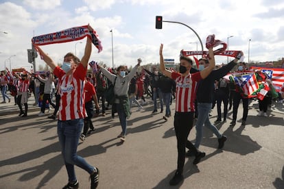 Seguidores del equipo colchonero en los alrededores del estadio del Atlético de Madrid. Este domingo se cumple un año del último partido que jugó en un Wanda Metropolitano repleto de aficionados.