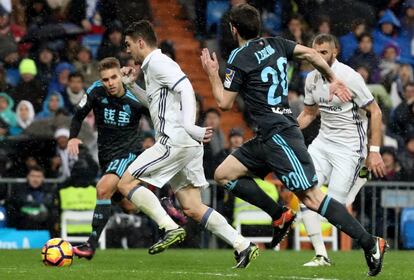 Kovacic conduce el balón en el partido contra la Real Sociedad.