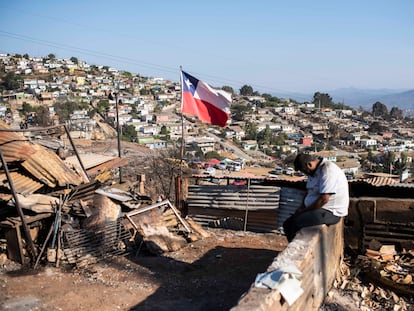 Un vecino del sector de Achupallas, en Viña del Mar, descansa sobre los restos de su vivienda devastada por los incendios, el 5 de febrero de 2024.