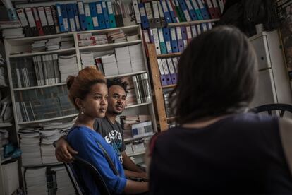 <p>Ksenet, de 22 años (izquierda), y Awat, de 29 años (centro), dos solicitantes de asilo eritreos recién casados, hablan con Anat Ovadia-Rosner, de la ONG israelí Hotline for Refugees and Migrants, en las oficinas de esta en Tel Aviv, sobre su recurso a la decisión del Ministerio del Interior de retener a Awat.</p> <p>Aunque los hombres casados están exentos, Awat fue convocado para que compareciese en el Ministerio del Interior israelí con el fin de decidir si iba a ser enviado al centro de internamiento de Holot, y fue informado de antemano de que lo iban a mandar allí tanto si presentaba las documentación y las fotos que probaban que estaba casado y que llevaba una feliz vida conyugal con Ksenet, como si no. Holot es una “prisión abierta” en la que los reclusos normalmente cumplen sentencias de un año sin juicio previo.</p> <p>Desde que el Ministerio del Interior tomó la decisión de enviar a Awat a Holot, su esposa se encuentra en un estado de permanente zozobra, preguntándose cómo va a vivir separada de Awat y cómo va a pagar una habitación para ella en Tel Aviv si la mayor parte del tiempo está en paro. Ksenet llegó a Israel después de huir de Eritrea para no ser detenida, posiblemente torturada y violada por su supuesta animadversión al régimen después de haber opuesto resistencia a ser reclutada por el Ejército de Eritrea.</p>
