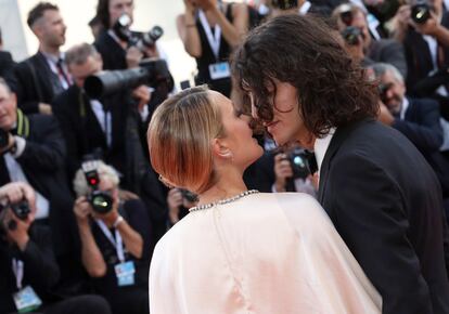 Carolina Crescentini y Francesco Motta caminan por la alfombra roja.