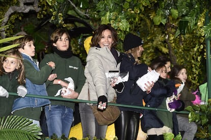 Lidia Bosch, en una de las carrozas que desfilaron por las calles de Madrid. La intérprete repartió chuches al público que acudió a la cabalgata de los Reyes Magos.