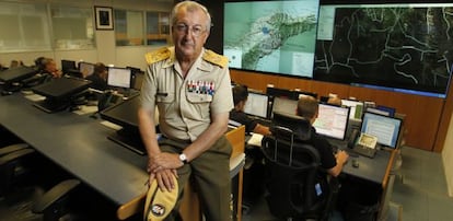 Jos&eacute; Emilio Rold&aacute;n, en el centro de operaciones de la UME, en la base de Torrej&oacute;n.