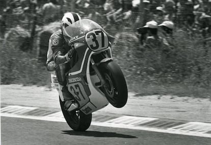 Ángel Nieto, con la Honda prestada por Luchinelli, corre en 500 cc. en el Gran Premio de España de Motociclismo en el circuito del Jarama (Madrid), categoría en la que corría por primera vez en su vida, el 23 de mayo de 1982.
