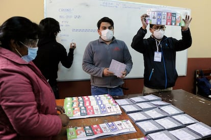 Los resultados oficiales se conocerán en un par de días, pero es difícil que cambien una tendencia tan clara. En la imagen, delegados de una mesa electoral cuentan los votos tras el cierre de las urnas en La Paz.