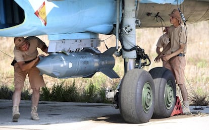 Equipo de apoyo militar ruso coloca una bomba guiada por satélite a un jet de combate Su-34 en la base aérea siria de Hmeimim.