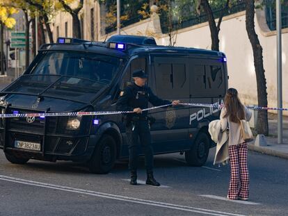 Un policía, ante la Embajada de EE UU en Madrid, el jueves.