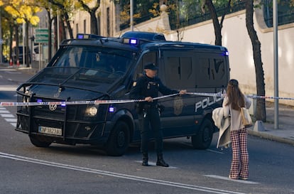 La Policía, junto a la embajada de EE UU en Madrid tras el descubrimiento del envío con explosivos, el pasado 1 de diciembre.