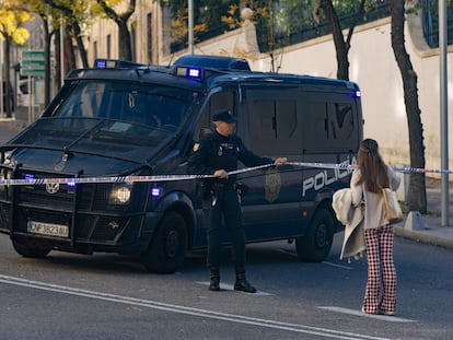 La Policía, junto a la embajada de EE UU en Madrid tras el descubrimiento del envío con explosivos, el pasado 1 de diciembre.