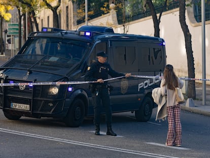 Un policía, ante la Embajada de EE UU en Madrid, el jueves.
