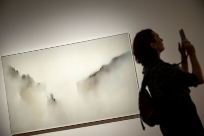 Una mujer en la exposición de Zóbel, en el Prado.